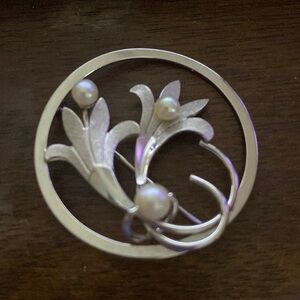 VanDellLilyCircleJapaneseSaltwater CulturedAkoyaPearl Vintage LeafBroochSterling
